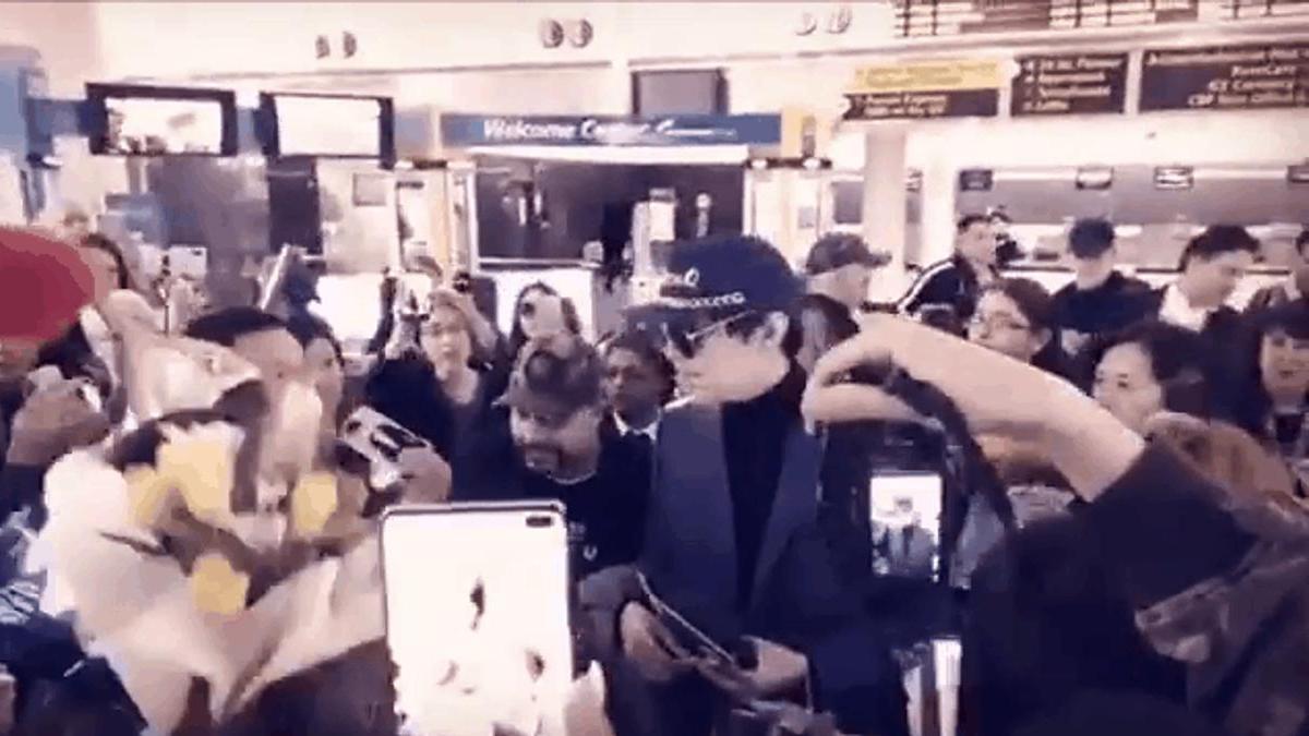 Первая реакция на димаша. Димаш Кудайберген в аэропорту. Фанаты Димаша. Димаш и Джексон. Фото Димаша в аэропорту в Нью-Йорке.