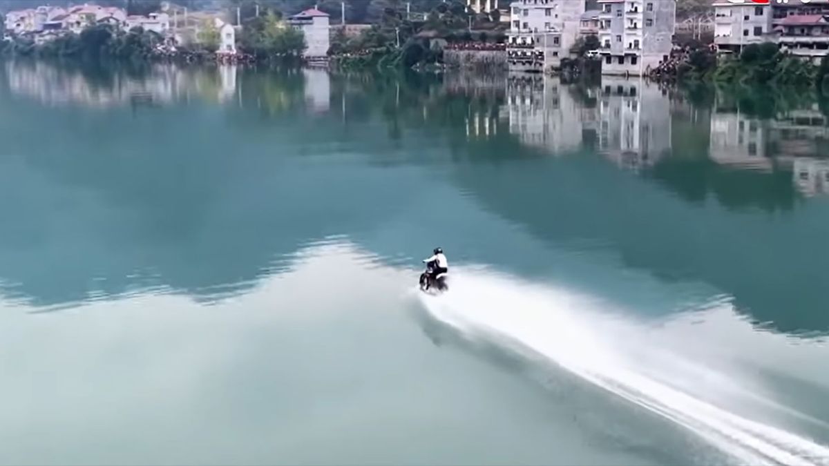 Мотоциклист проехал по воде