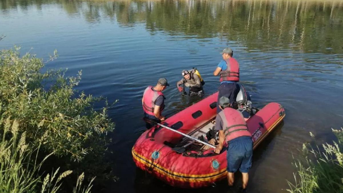 Водолаз готовится к погружению