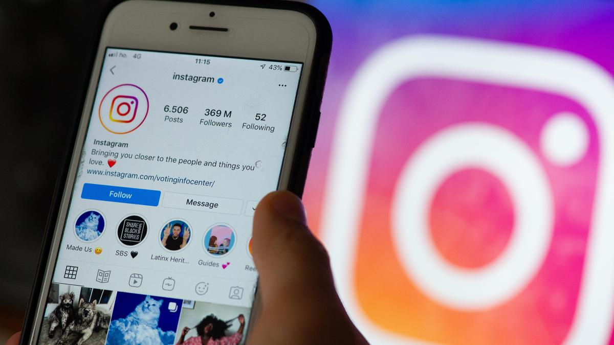 Пользователь смотрит ленту в приложении Instagram