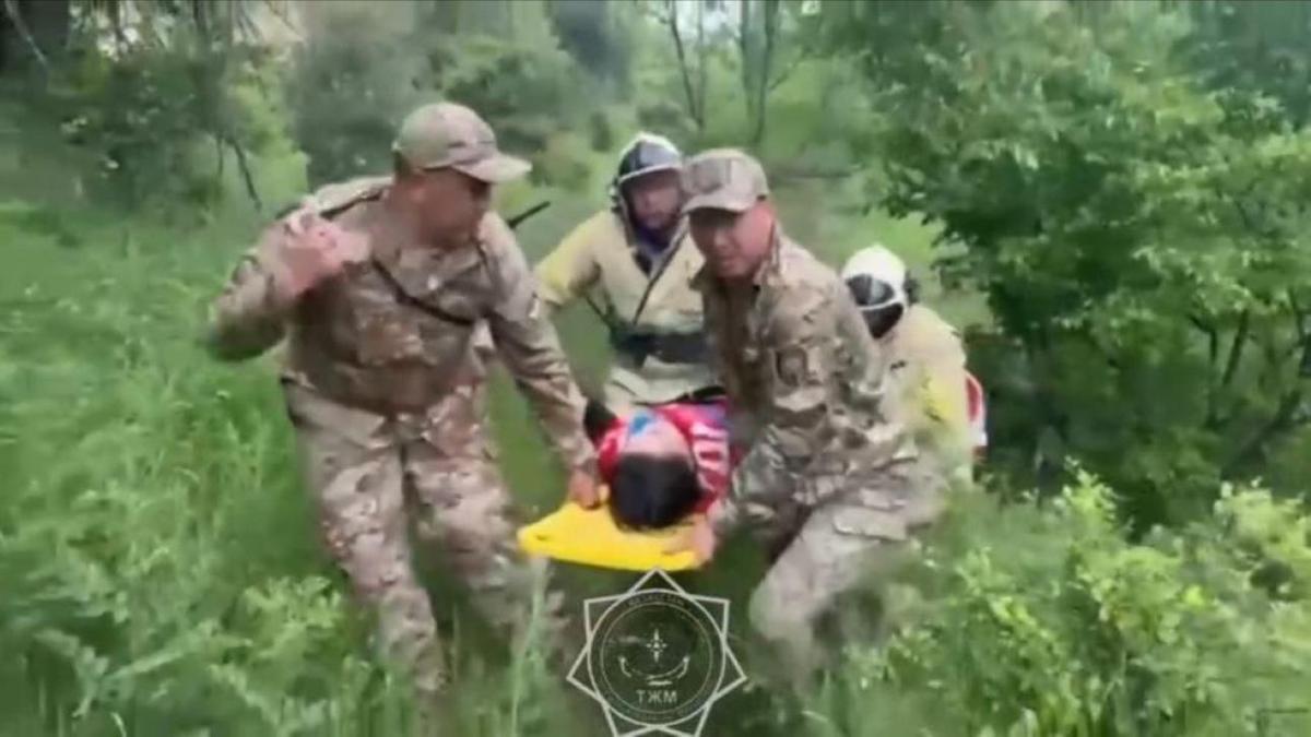 Спасатели несут пострадавшую