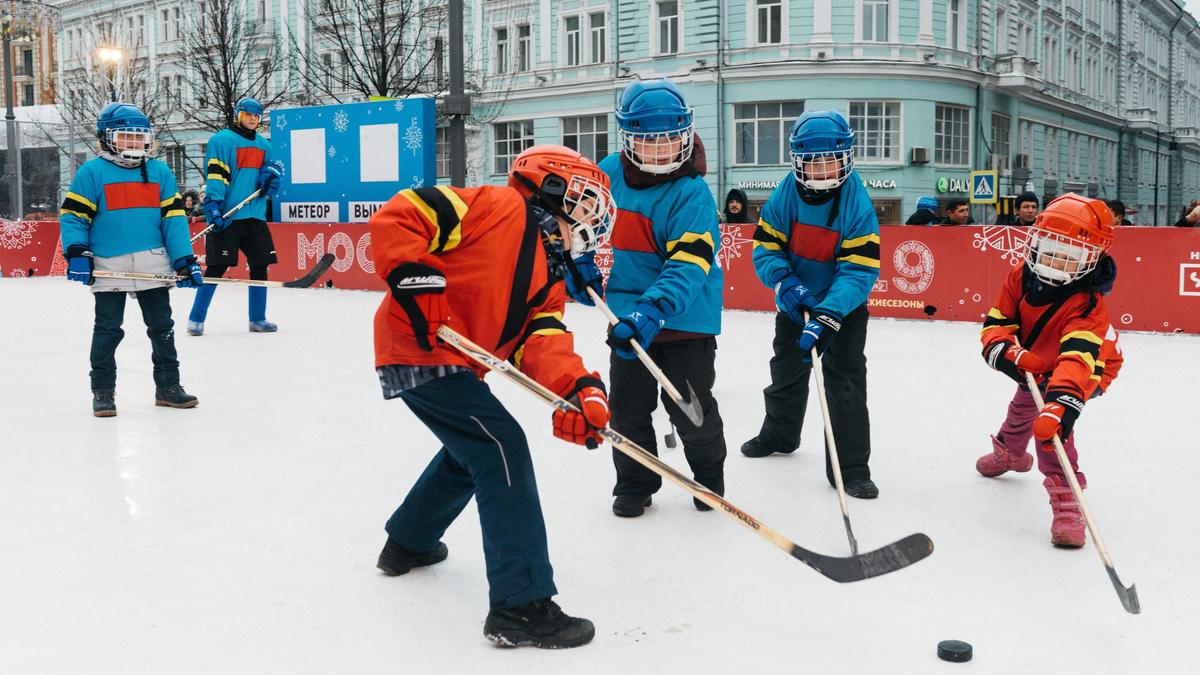 Дети играют в хоккей