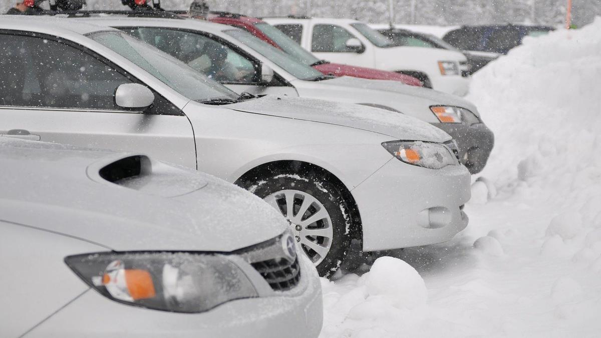 Автомобили стоят на парковке