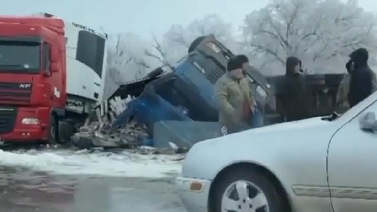 Грузовики попали в аварию