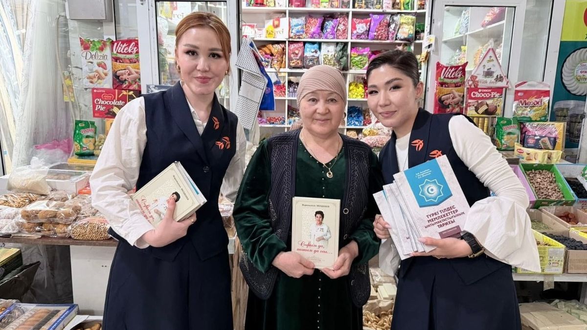 Раздача книг в Туркестане в честь Национального дня книги