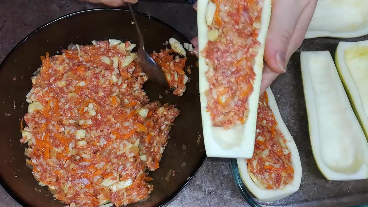 Лодочку из кабачка наполняют приготовленным фаршем