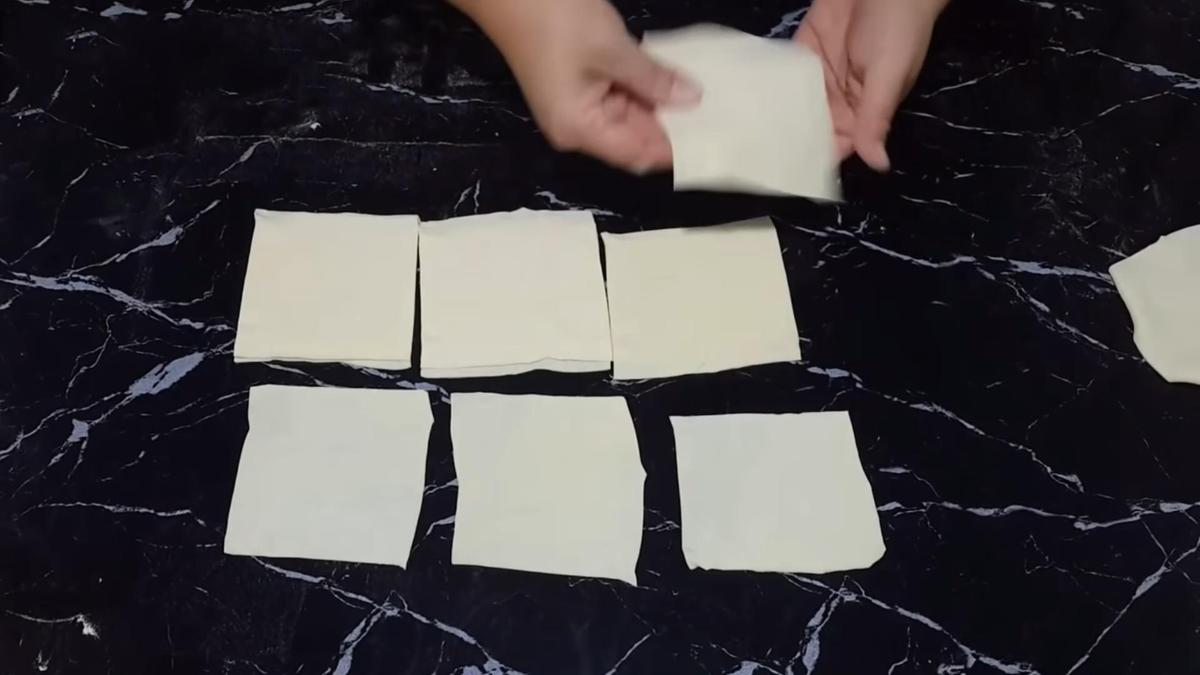 Нарезанное на квадраты тесто на манты