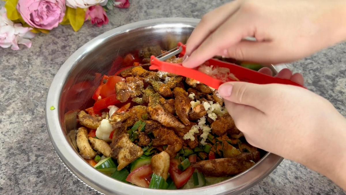 В миску с салатом трут чеснок