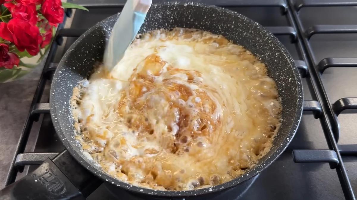 На сковороде готовят сливочную карамель
