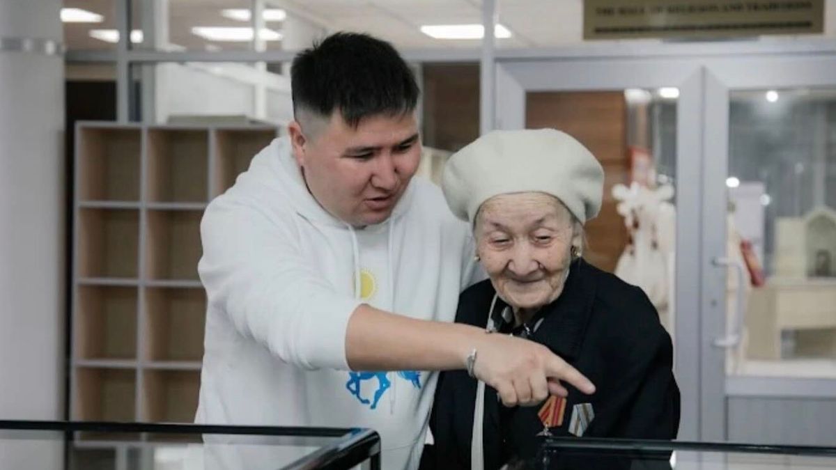 Жазушы Елдос Тоқтарбай және Ахмет Байтұрсынұлының ұрпағы Айман Байсалова