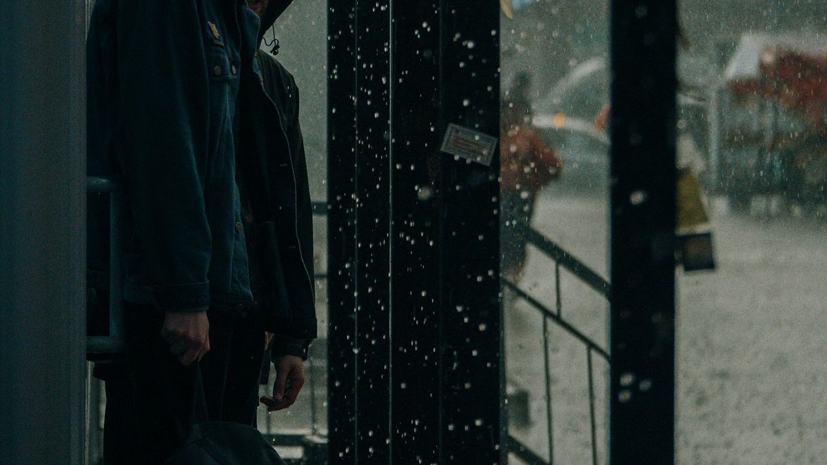 Люди на остановке