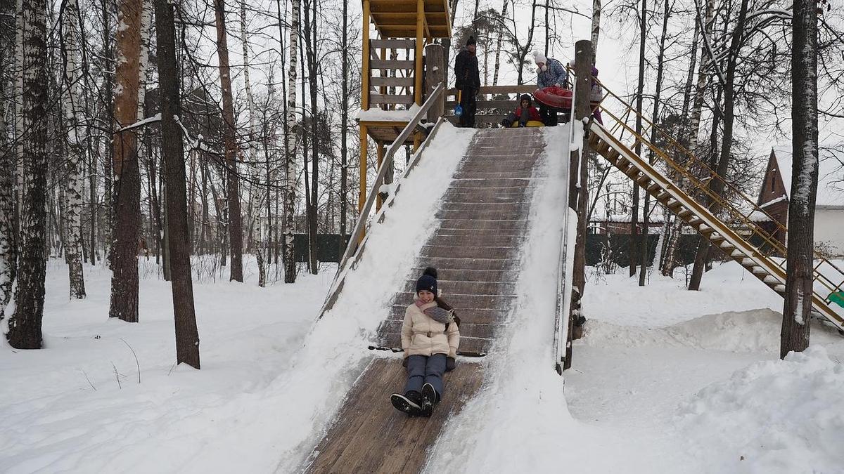 Катание на горке зимой