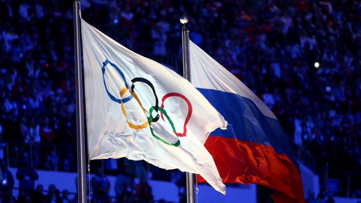 Флаги Олимпийских игр и России Флаги Олимпийских игр и России