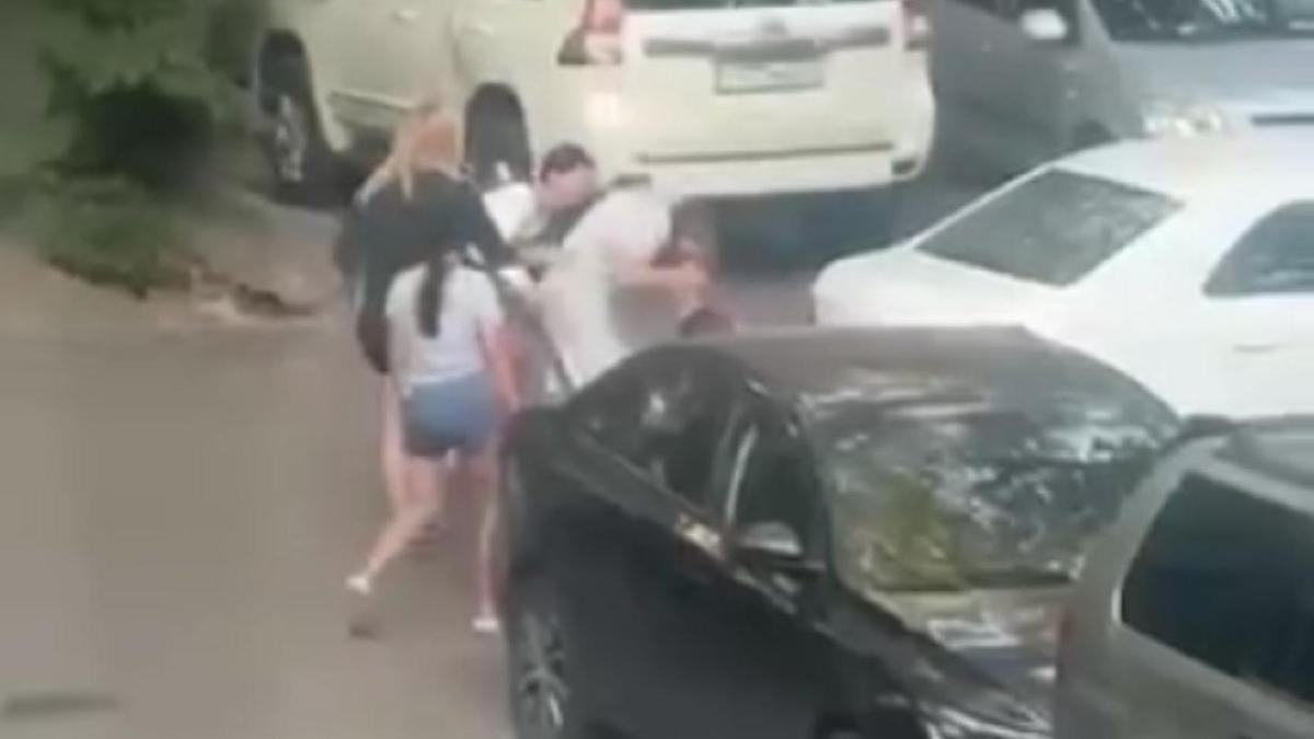 Драка девочек в Алматы