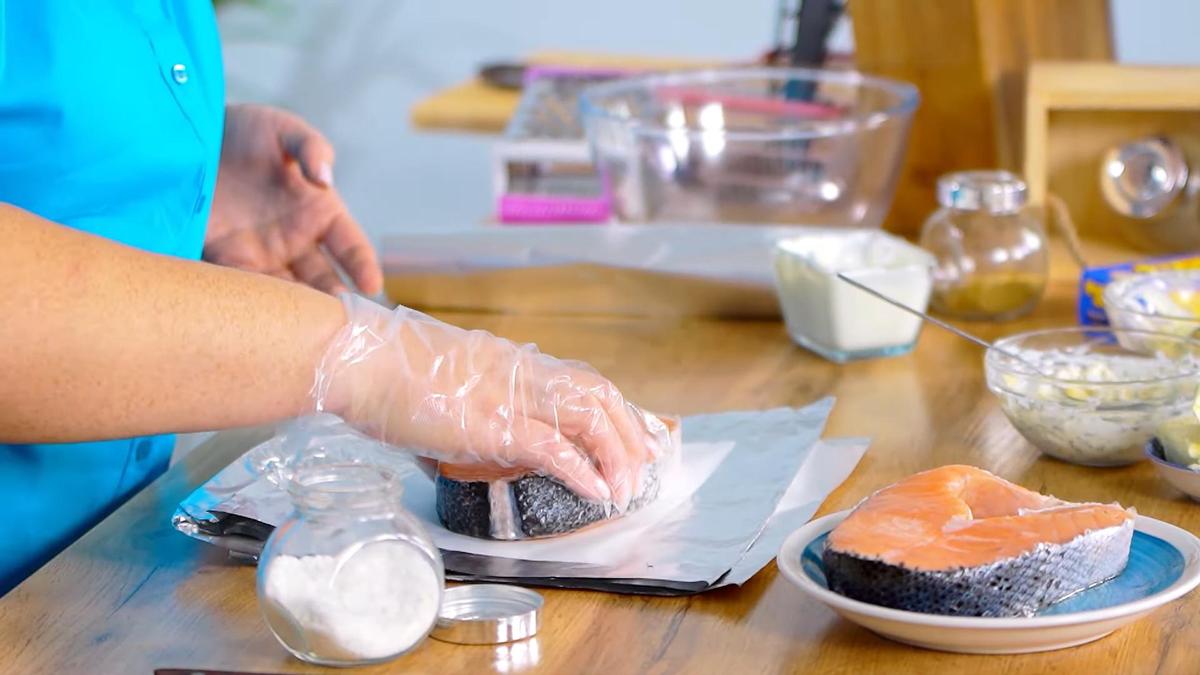 Стейки красной рыбы кладут на слой фольги