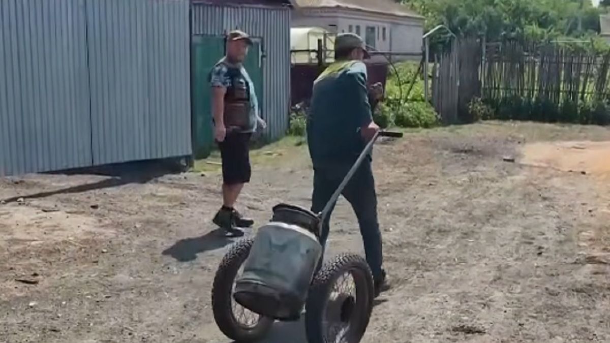 Жители села везут воду