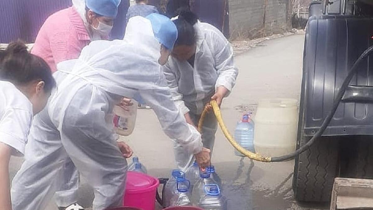 Врачи набирают воду