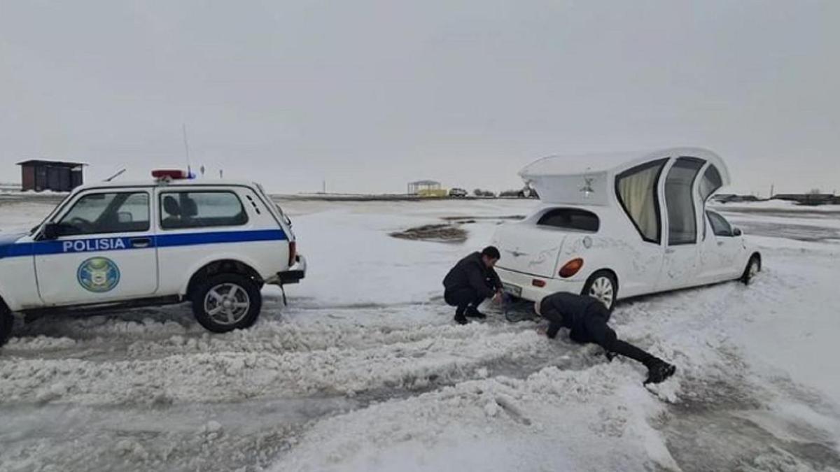 Лимузин застрял в сугробе