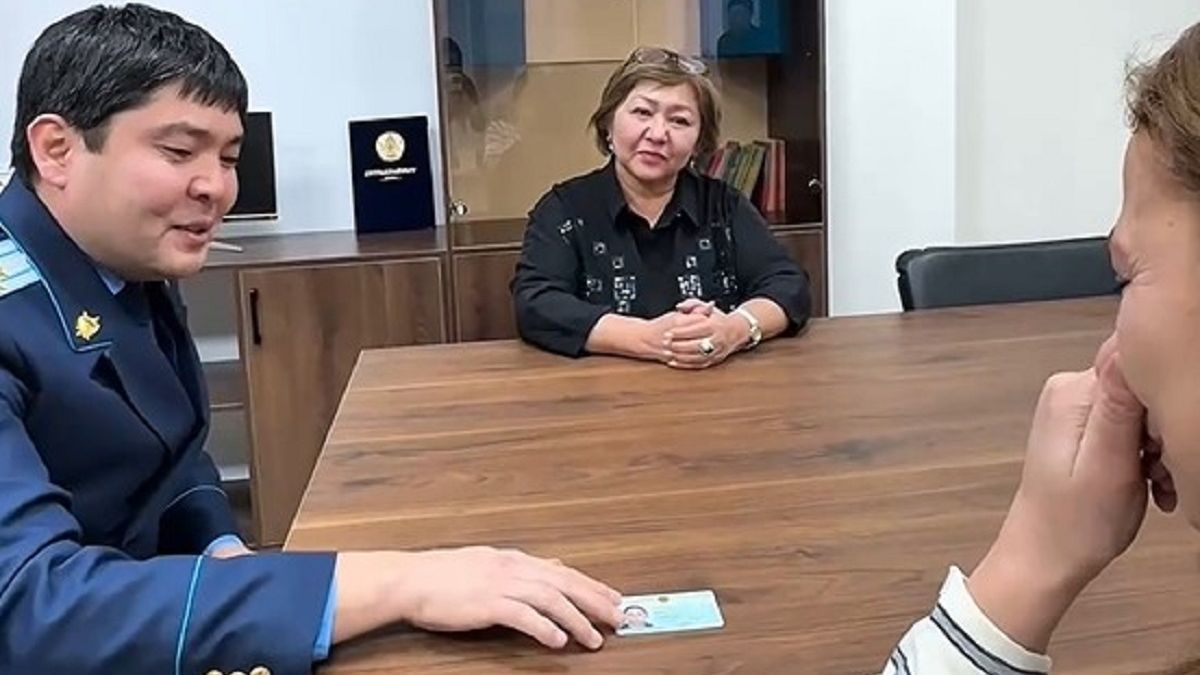 Женщина получает удостоверение личности