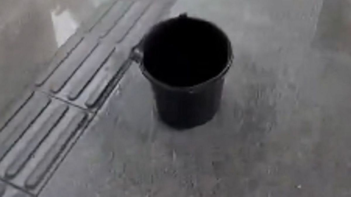 Воду собирают в ведро на станции LRT.