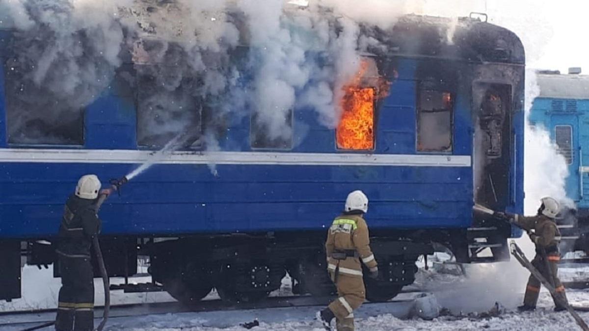 Пожарные тушат загоревшийся вагон Пожарные тушат загоревшийся вагон