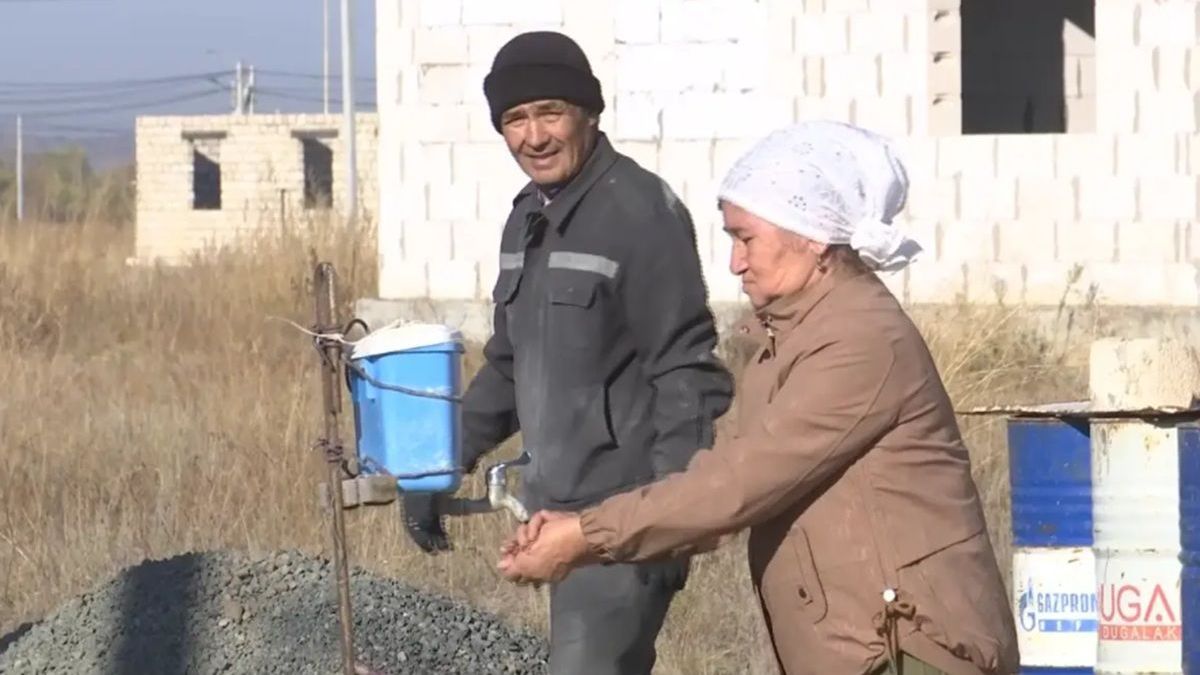 Жители Актобе моют руки