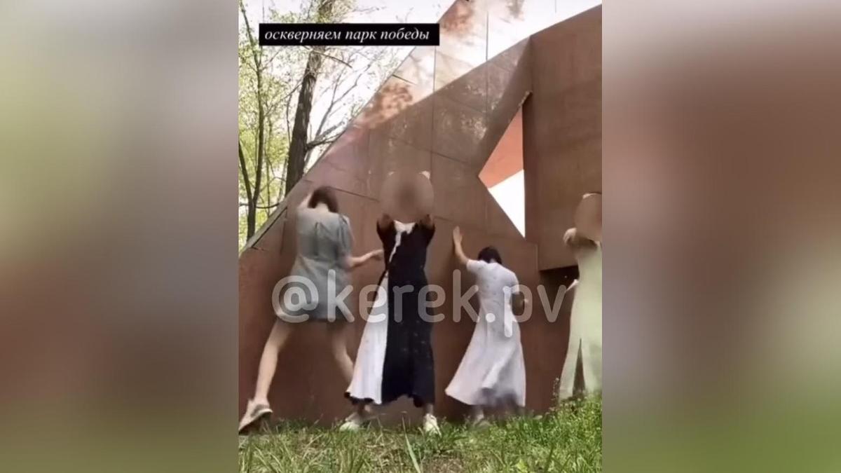 Девочки танцуют в парке Победы