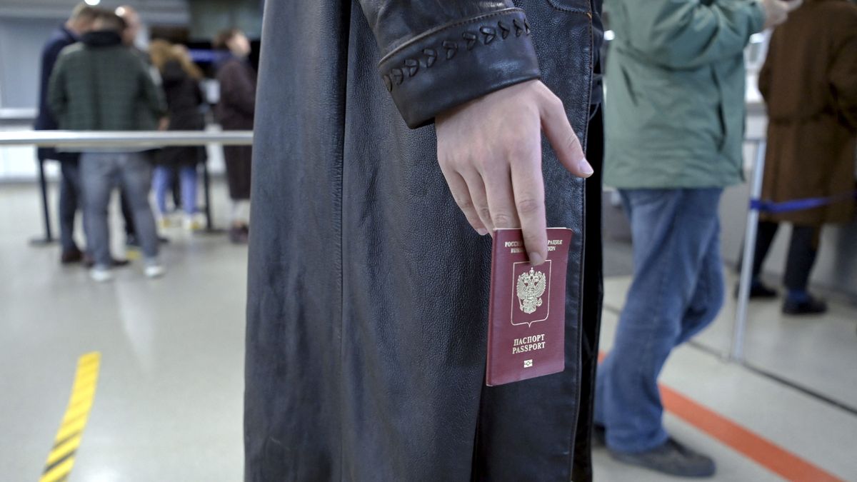 Человек с паспортом РФ