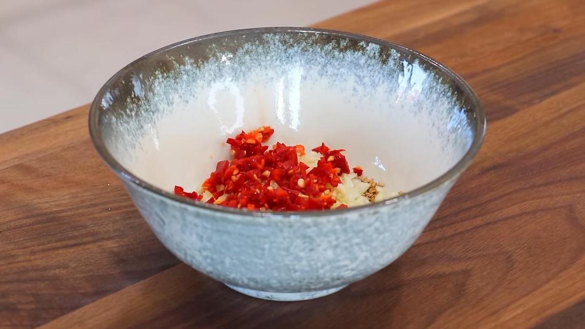 Кунжут, чеснок и перец для заправки