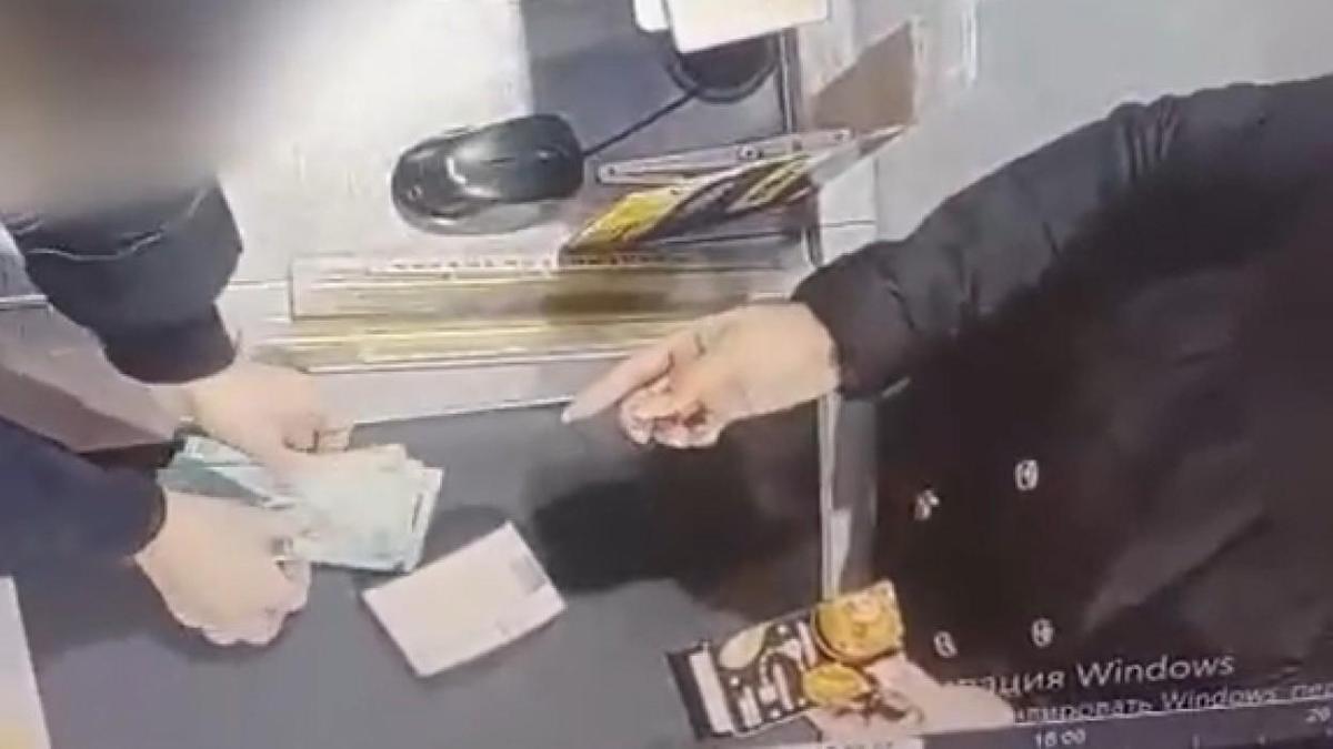 Женщина забрала лишние 20 тыс. тенге