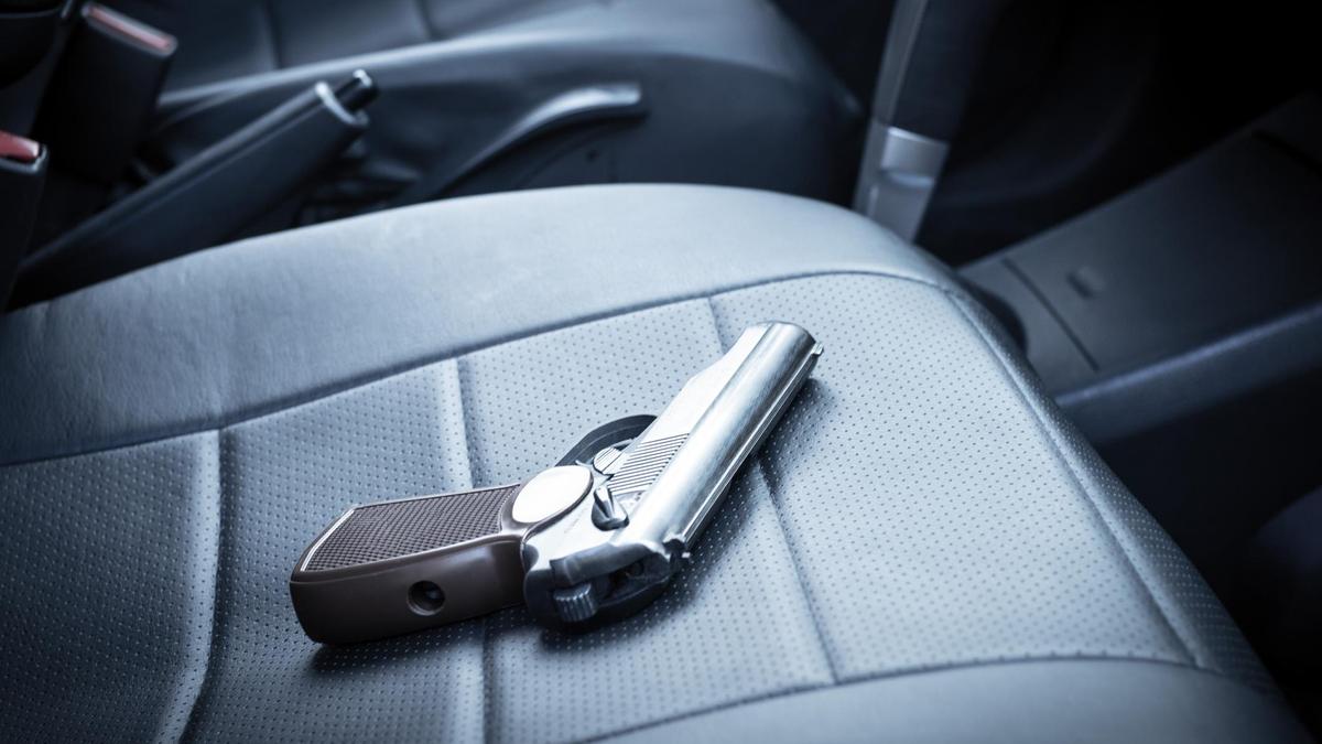 Пистолет лежит в салоне автомобиля