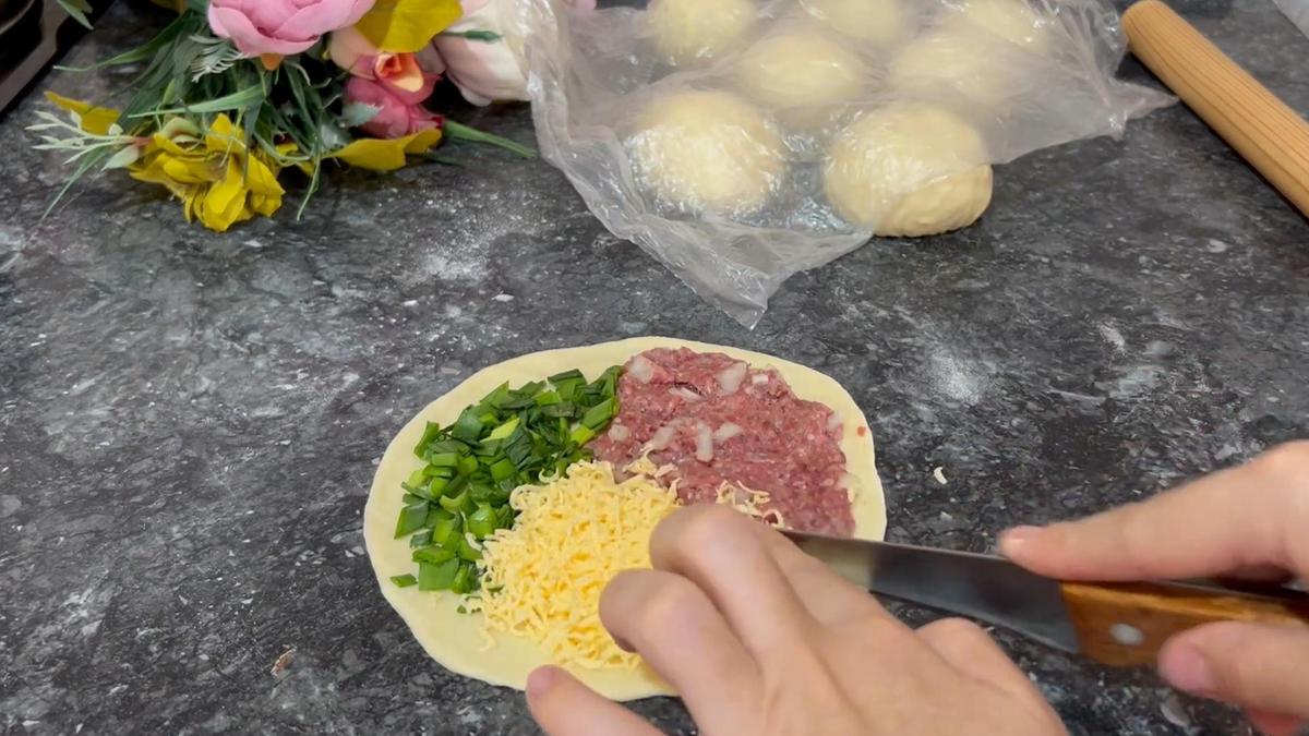 На тесте с начинкой делают надрез