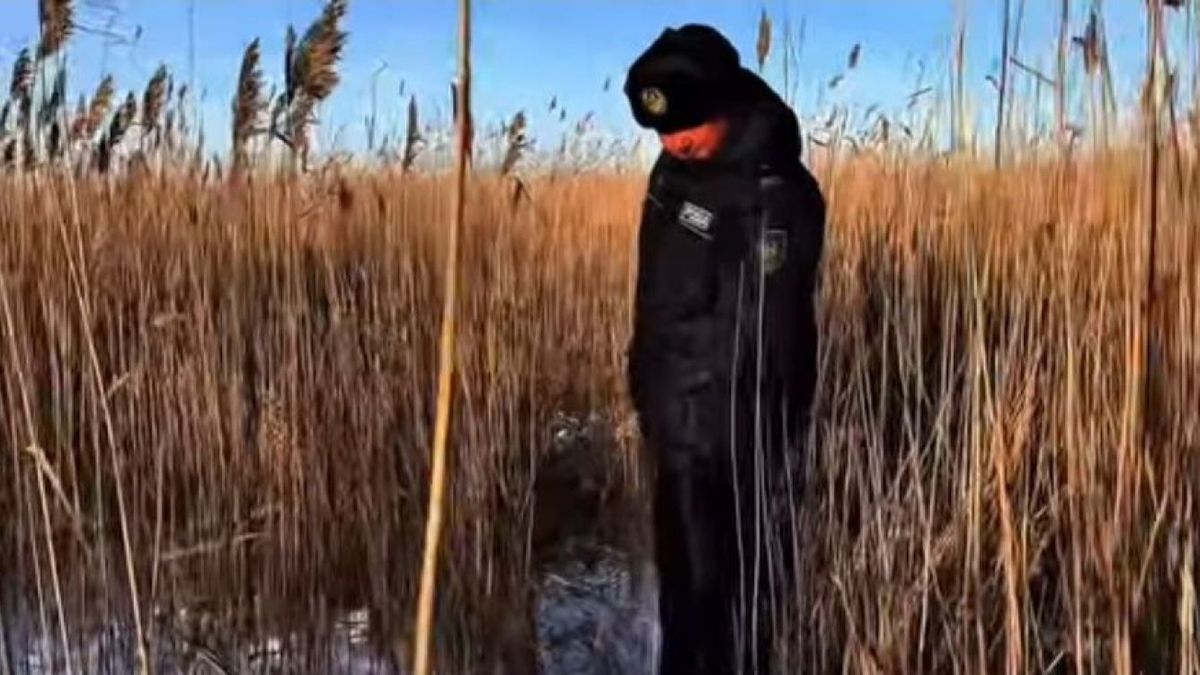 Полицейский ищет рыбака