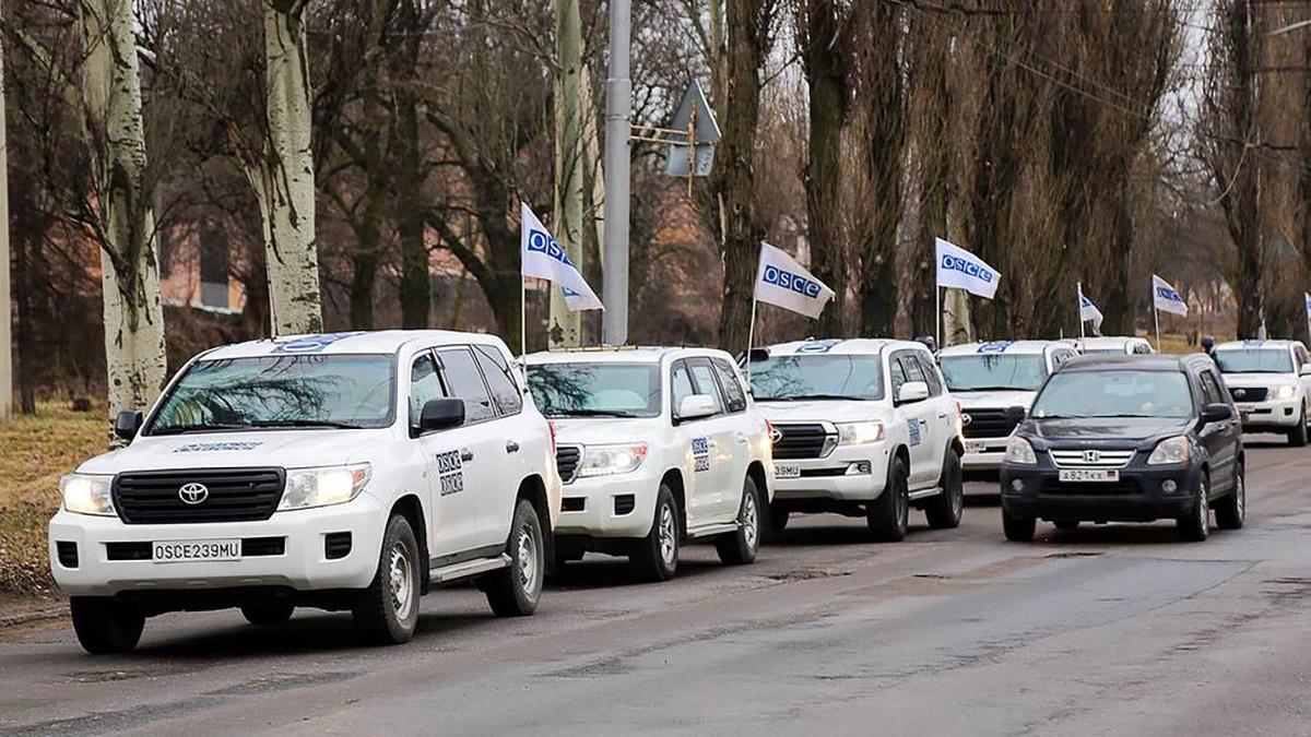 Колонна автомобилей миссии ОБСЕ едет по дороге