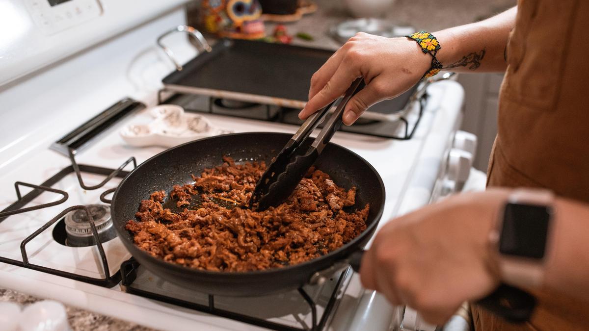 Жареное мясо на сковороде