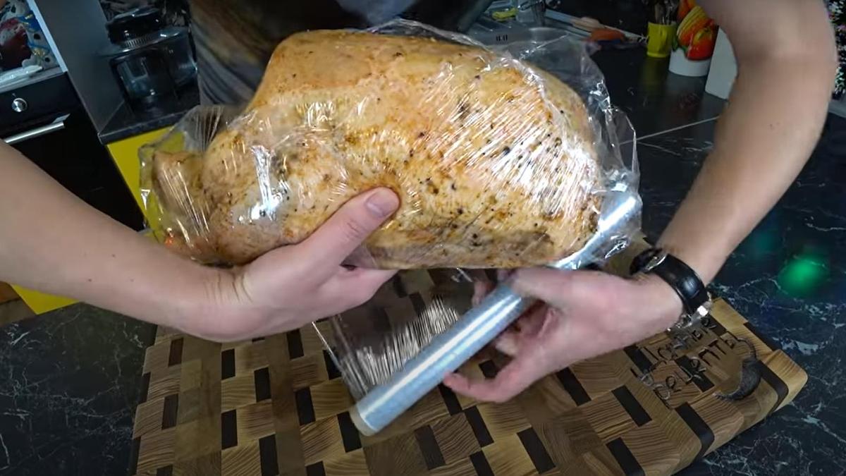 Гуся заворачивают в пленку