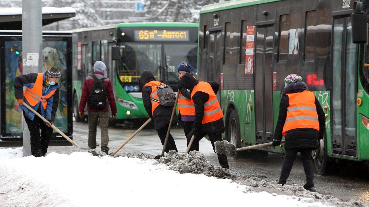 дорожные службы убирают снег в Алматы