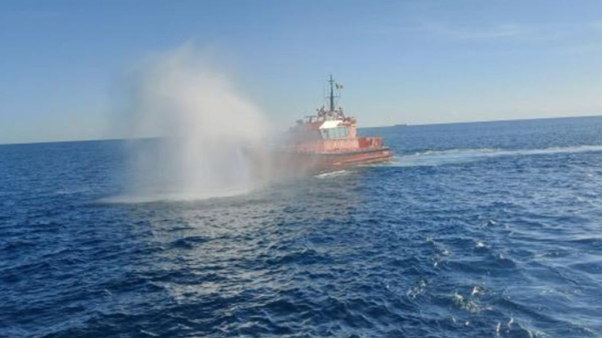 Судно в Черном море