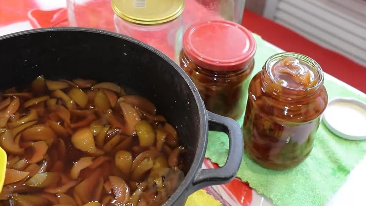 Заполнение вареньем банок