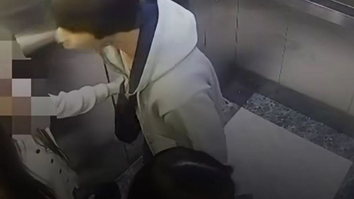 Мужчина и девушка в лифте