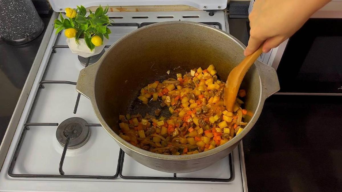 В казане обжаривают мясо с овощами