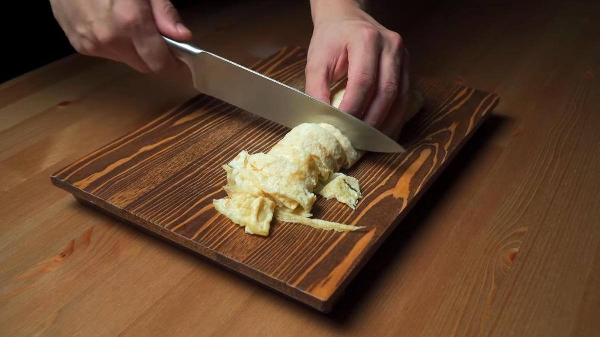 Нарезка яичных блинчиков