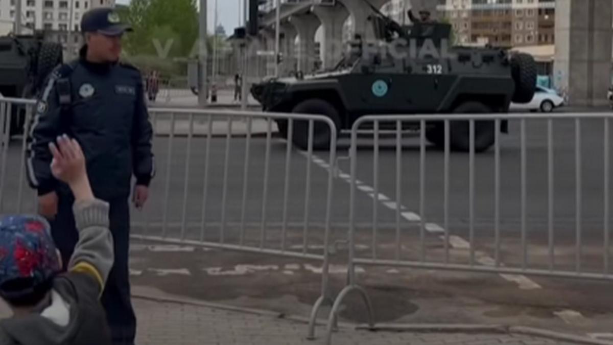 Танкист помахал ребенку