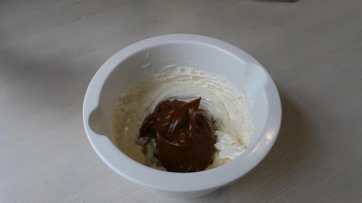 Масло и вареная сгущенка в чаше миксера