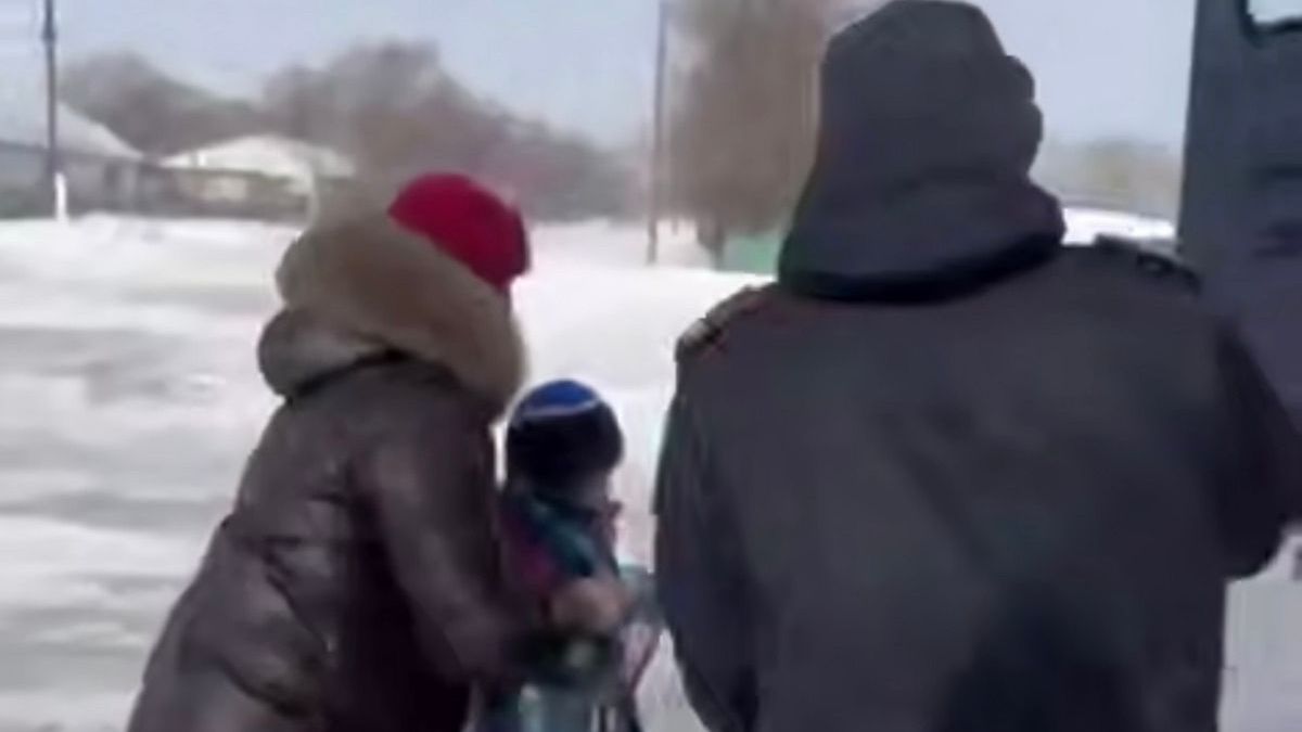 Люди застряли в снежном заносе