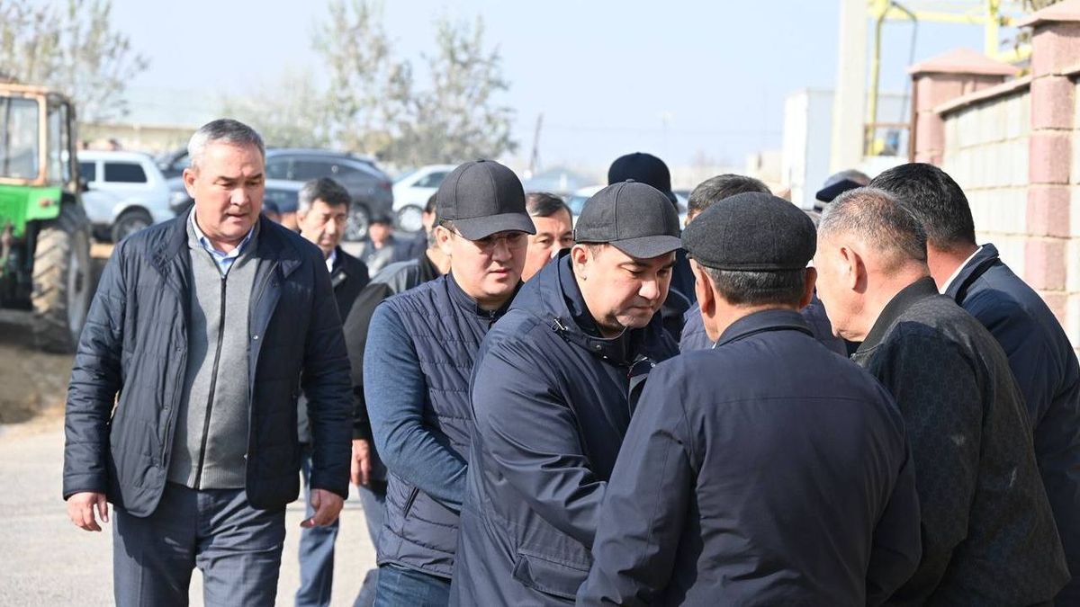 Нұралхан Көшеров өрттен қаза болған марқұмдардың жақындарына көңіл айтуда.