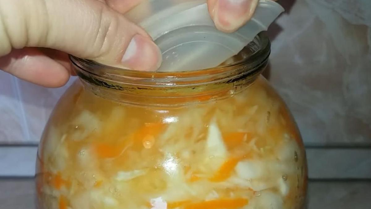 Установка полиэтиленовой крышки в банке