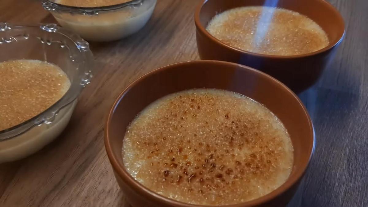 Посыпанный сахаром десерт карамелизуют газовой горелкой