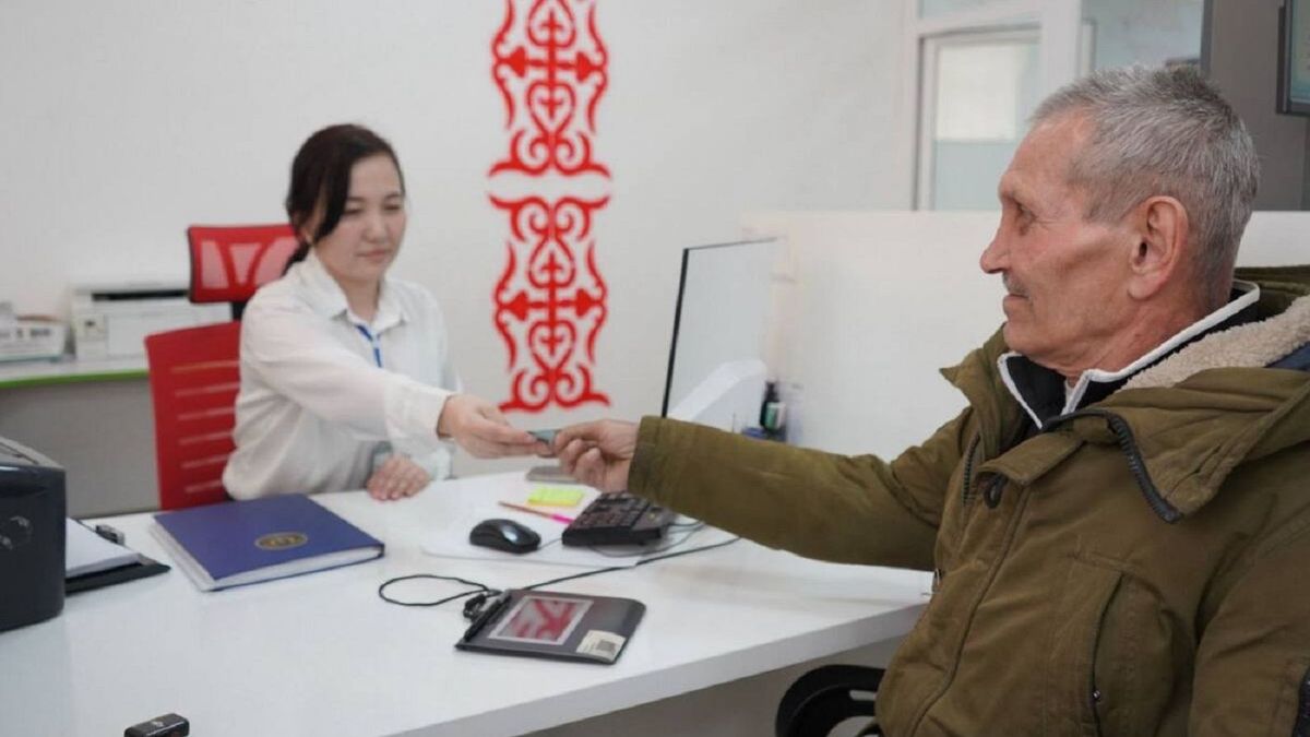 Мужчина получает удостоверение личности