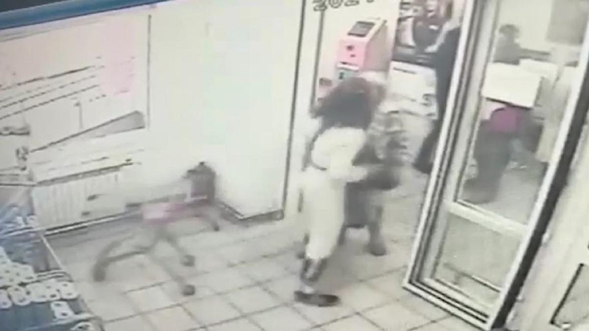 Видео нападения в москве. Нападение сумасшедшего.